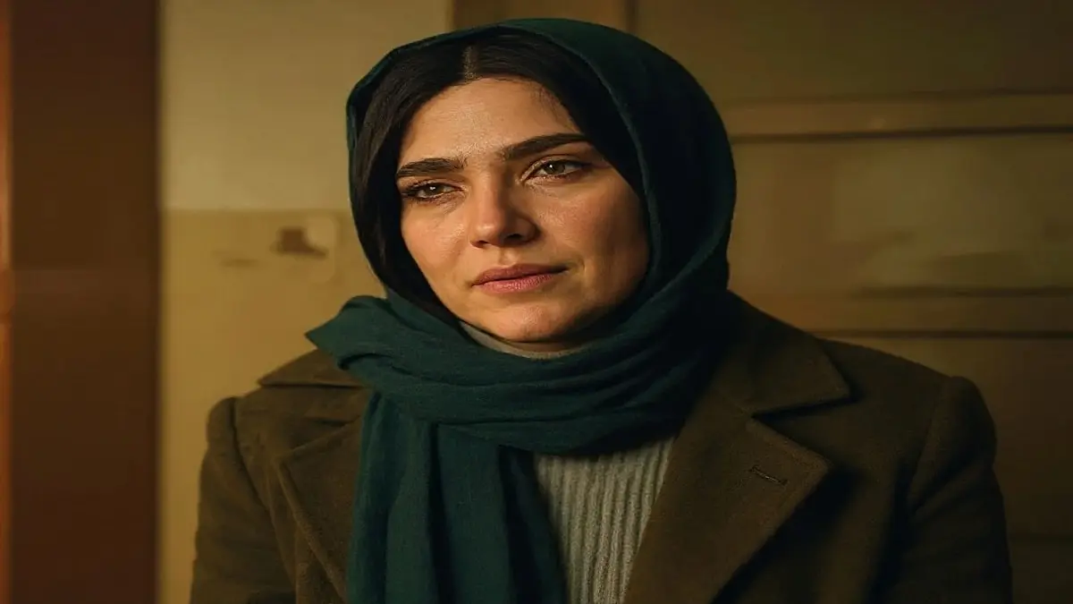 سایه بزرگ نیا بازیگر فیلم سالن چهار، در نمایی از این فیلم با چشمانی اشکبار