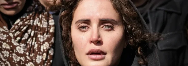 چهره گریان و متفاوت الناز شاکردوست در نمایی از فیلم سینمایی عروس چشمه