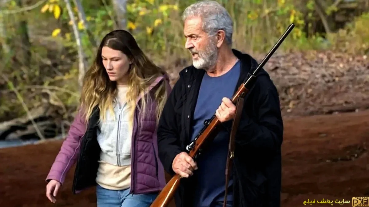 مل گیبسون مسلح به تفنگ شکاری در کنار سوفیا هابلیتس در سکانسی از فیلم فصل شکار (Hunting Season 2025)