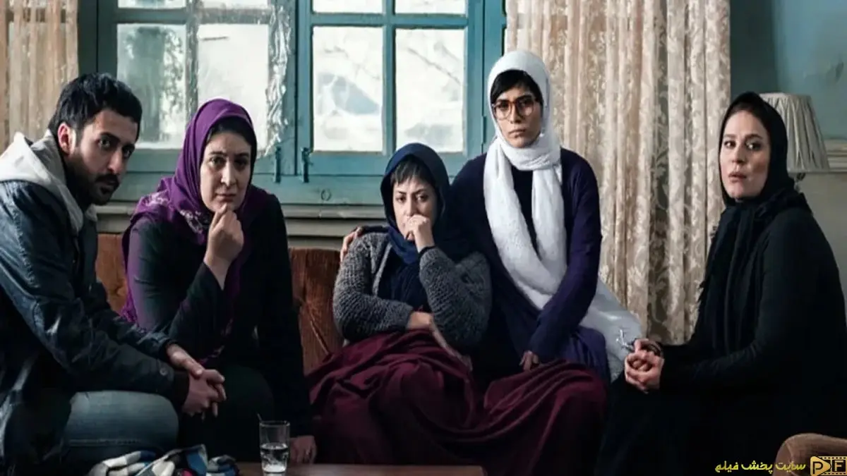 صحنه‌ای از فیلم مرگ ماهی - خانواده سوگوار گرد هم آمده‌اند که شامل طناز طباطبایی، ریما رامین‌فر و پانته‌آ بهرام می‌شود