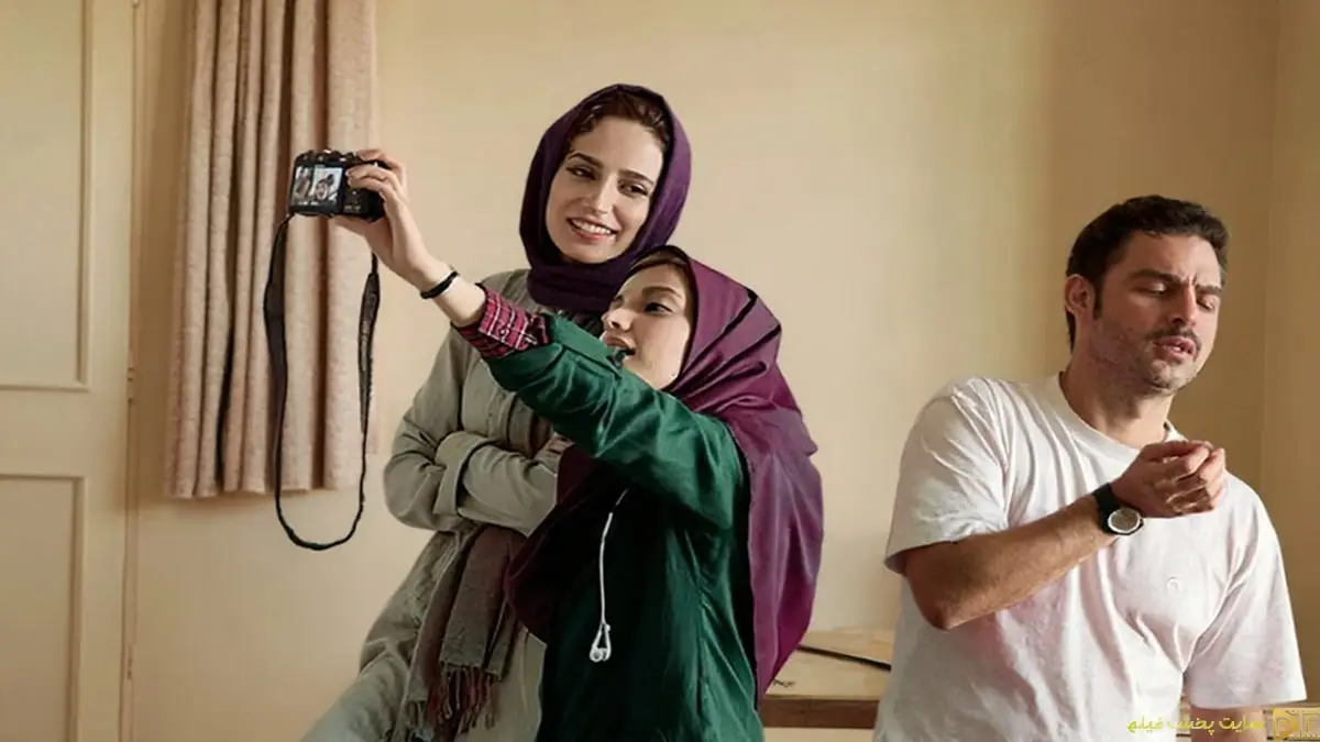 نمایی از بازیگران فیلم ملبورن؛ نگار جواهریان دوربین به دست در کنار پیمان معادی در سکانس اسباب‌کشی و جمع‌آوری وسایل