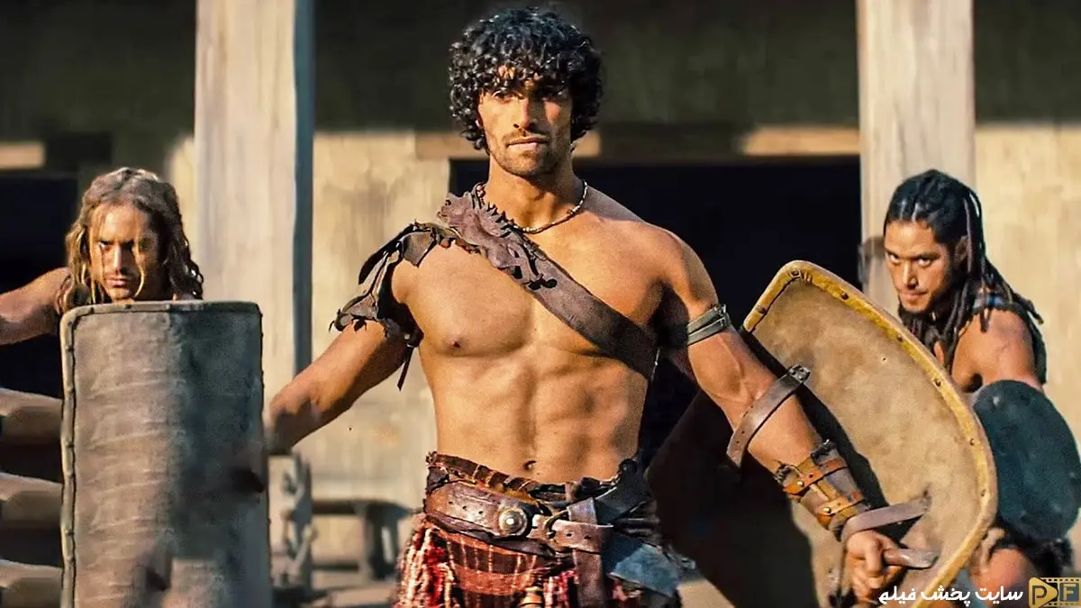 نمایی از گلادیاتورهای جدید در حال تمرین در آرنای لودوس در سریال Spartacus: House of Ashur 2025