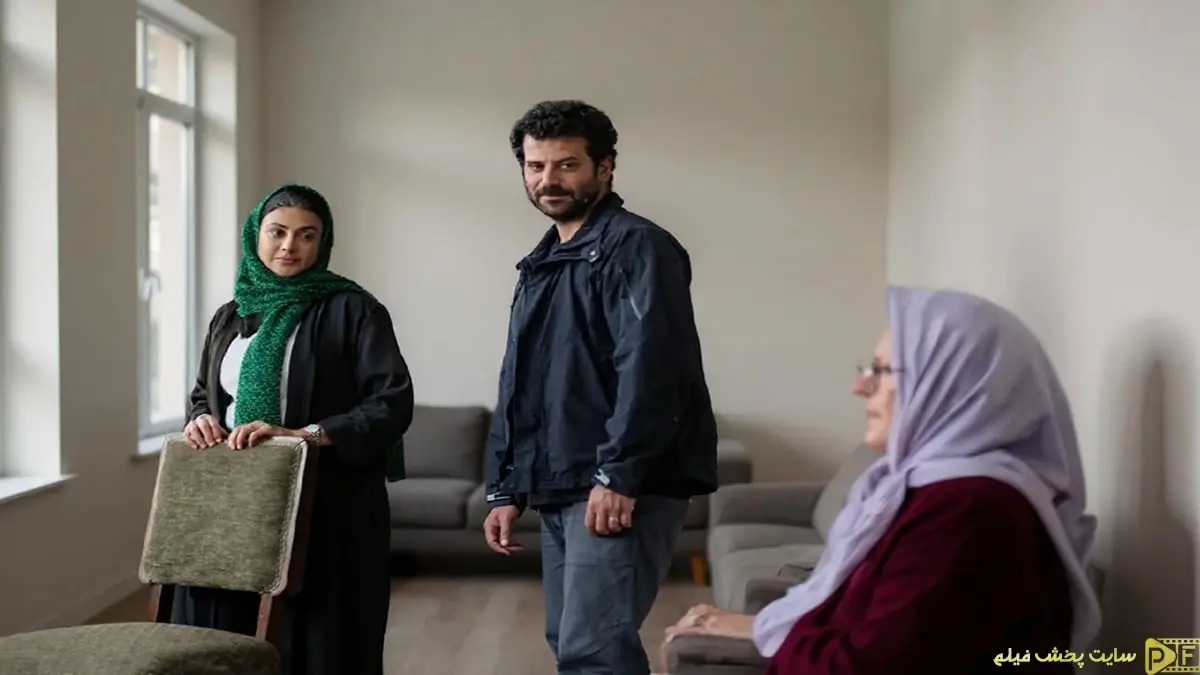 سکانسی از درام اجتماعی عزیز با بازی آزاده صمدی و روزبه حصاری در کنار فاطمه محمدی در نقش مادر مبتلا به آلزایمر