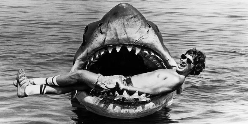 اسپیلبرگ نشسته در دهان کوسه مکانیکی خراب شده در پشت صحنه فیلم آرواره ها Jaws