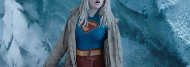 اولین نگاه به میلی آلکاک در نقش سوپرگرل (Supergirl) با لباس آبی و کت زمستانی در فضای یخی؛ تصویری از تیزر رسمی فیلم سوپرگرل
