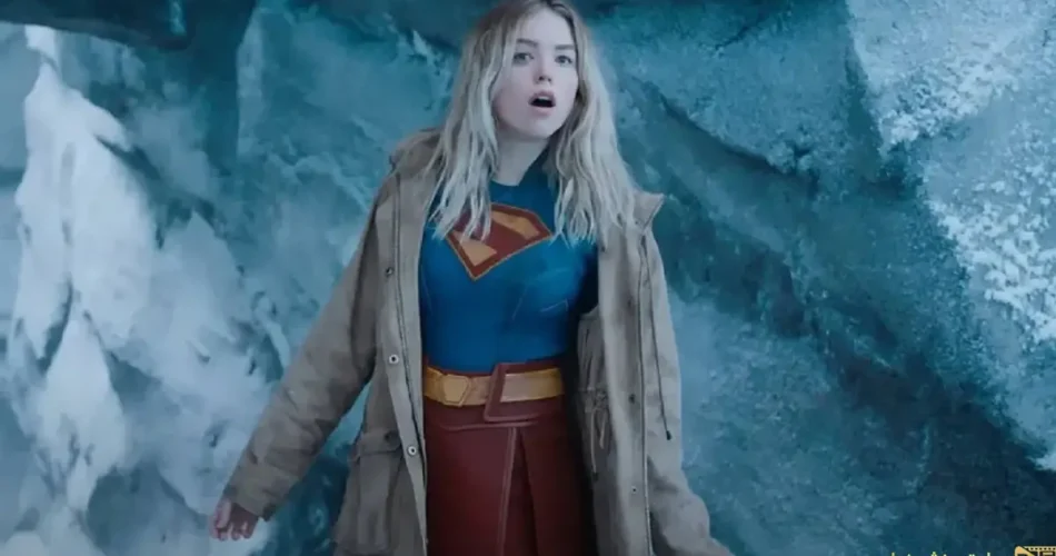 اولین نگاه به میلی آلکاک در نقش سوپرگرل (Supergirl) با لباس آبی و کت زمستانی در فضای یخی؛ تصویری از تیزر رسمی فیلم سوپرگرل